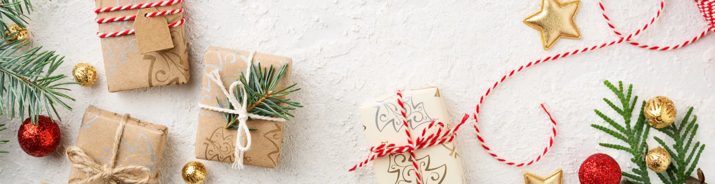 Verschiedene Geschenkpäckchen mit selbstverziertem Geschenkpapier