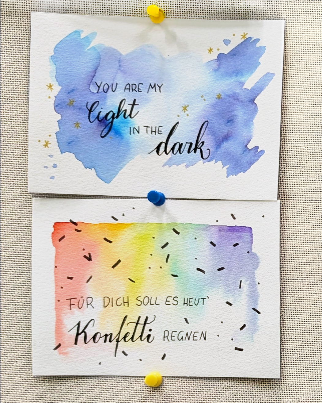 Linolschnittplatte mit geschnitztem Vogel liegt auf einer grün-karierten Bastelunterlage